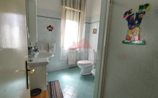 Appartamento con cantina in via Madonna della via